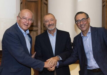 La UMU y la Fundación Cajamurcia firman un convenio para dar continuación a la Cátedra Arturo Pérez-Reverte