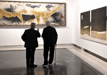 Cristóbal Gabarrón visita su exposición ‘El cristal de la memoria (1961-2025)’ en el Centro Cultural Las Claras Fundación Cajamurcia